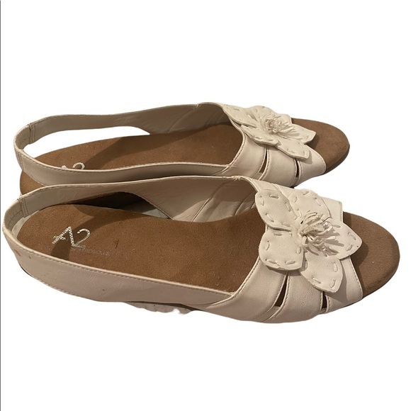 A2 by Aerosoles White Flower Open Toed Shoes Size 7.5 - Picture 2 of 6
